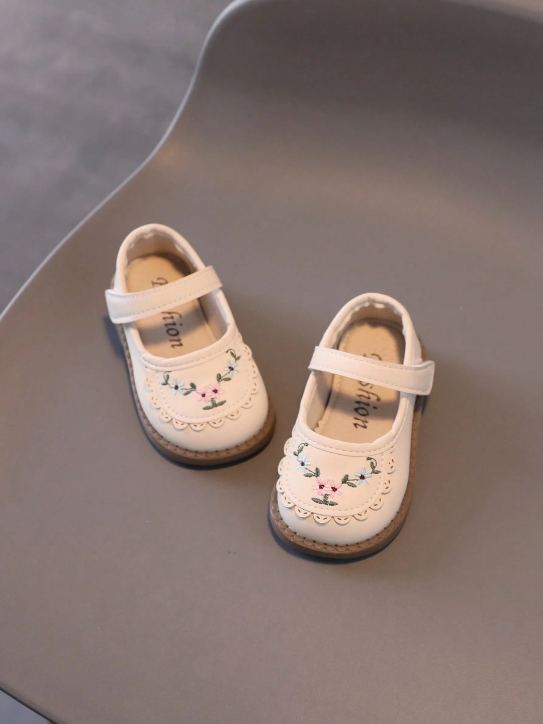 Pantofi SHEIN, crem