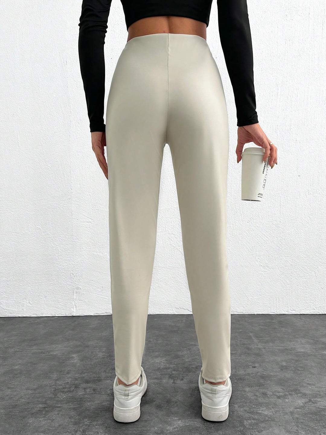 Pantaloni imitație piele SHEIN, crem