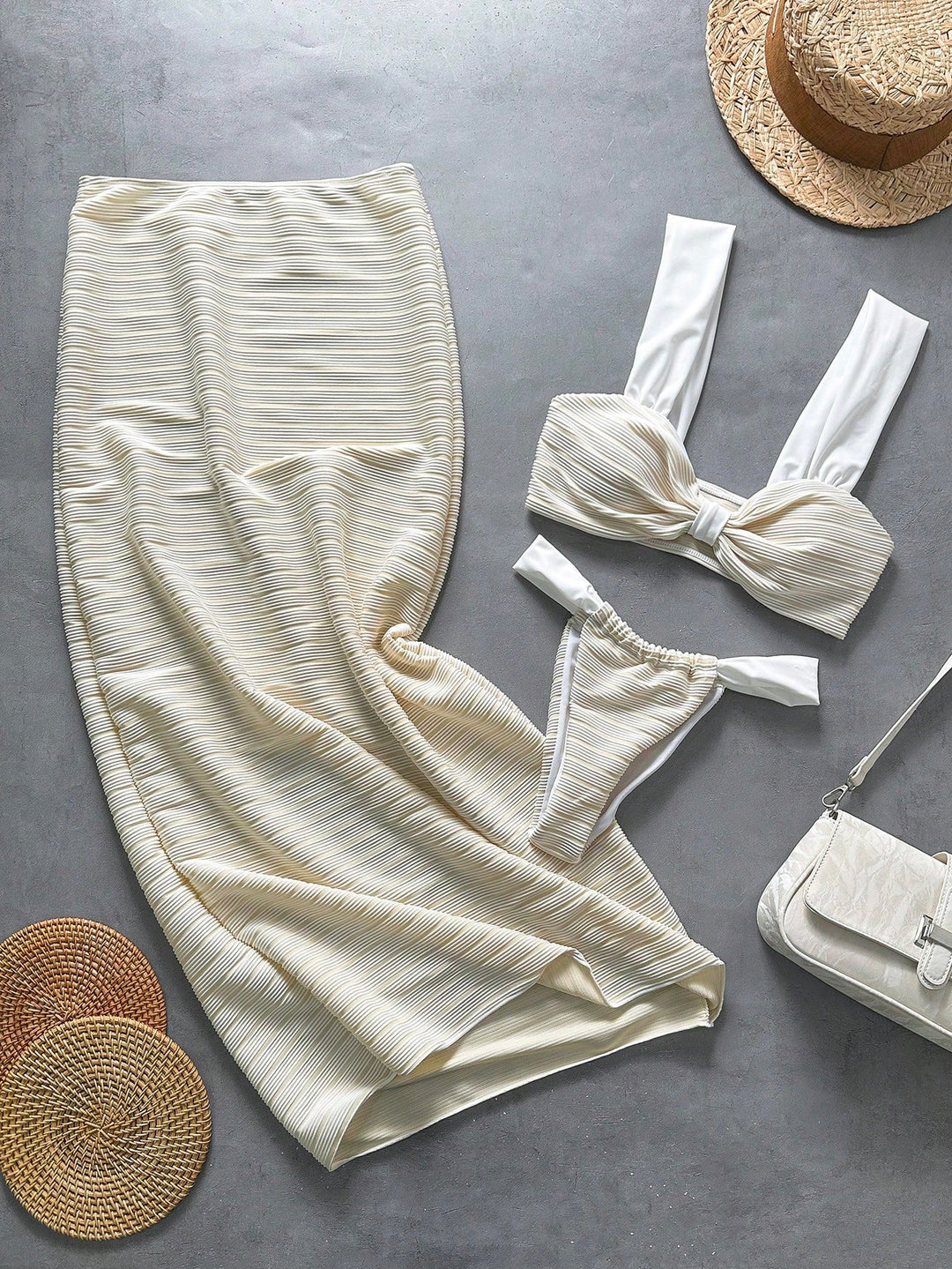 Set bikini SHEIN, alb