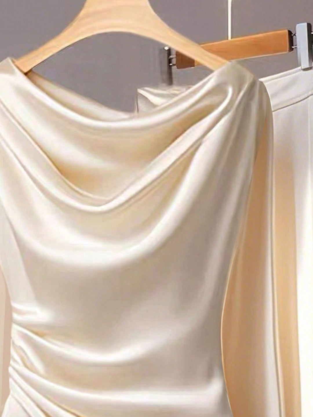 Bluza din satin SHEIN, bej