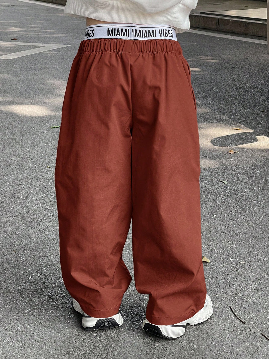 Pantaloni SHEIN, maro