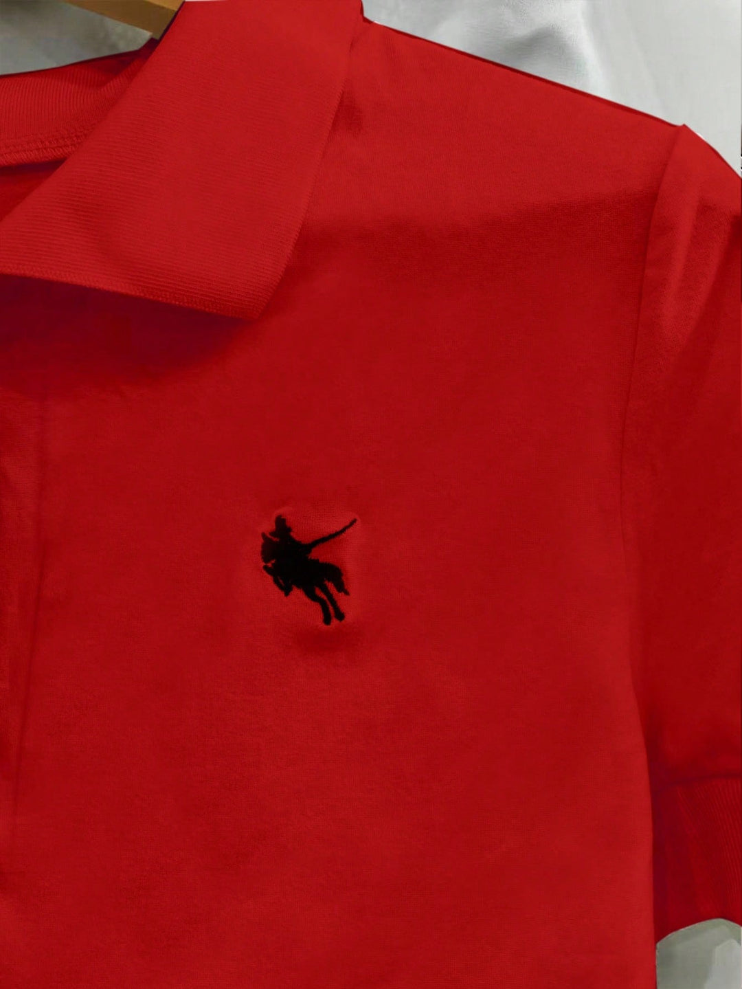 Tricou cu nasturi SHEIN, roșu