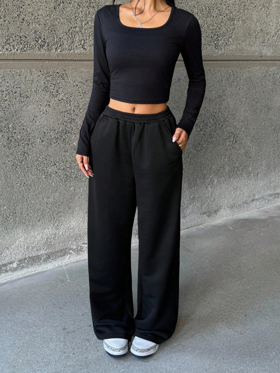SHEIN együttes, fekete