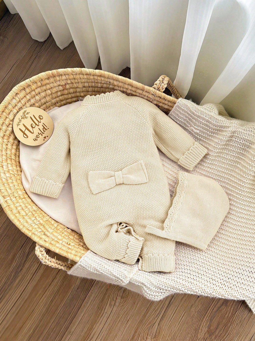 Set salopetă și căciulă SHEIN, crem