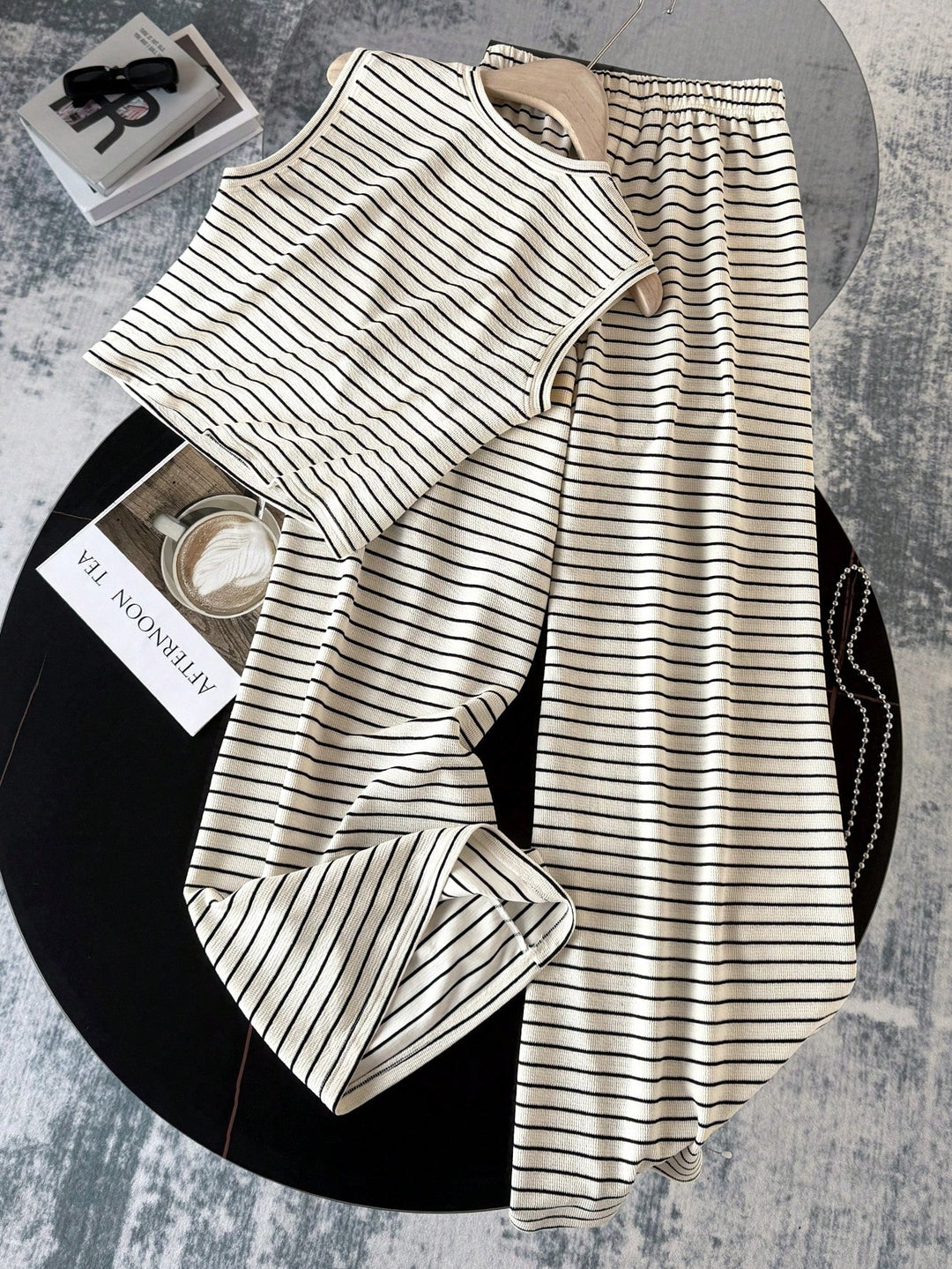 Set tricou cu dungi și pantaloni SHEIN, negru