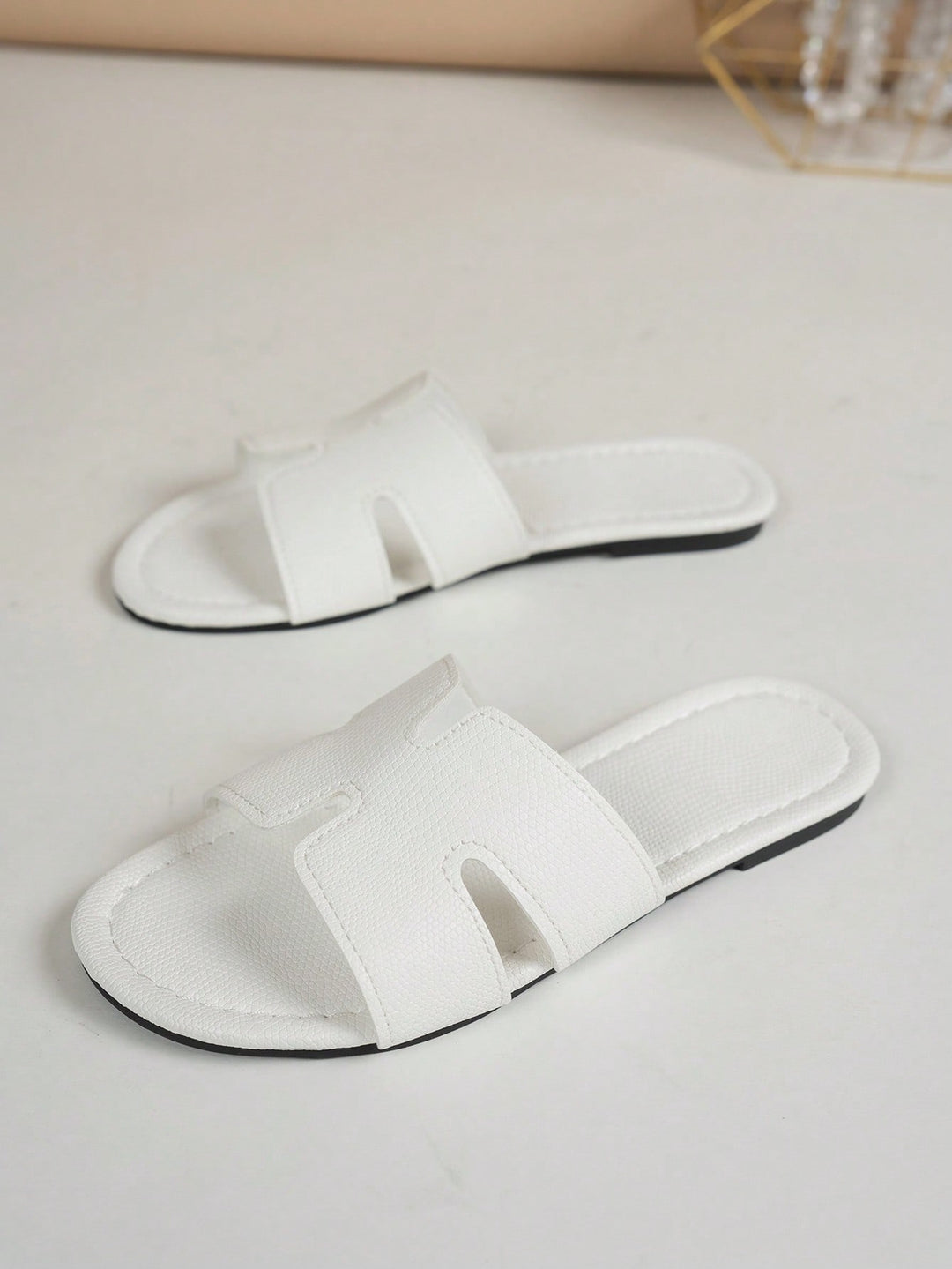 Papuc tip slide SHEIN, alb