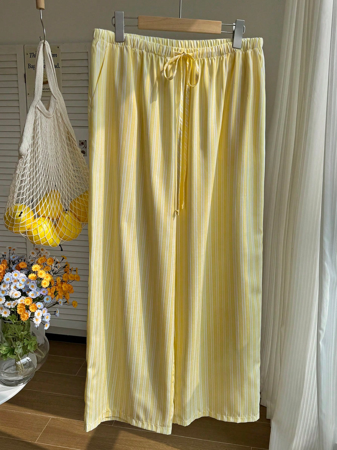 Pantaloni SHEIN, galben