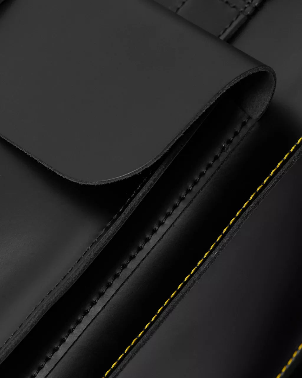 Dr.MARTENS fekete bőr laptop hátizsák