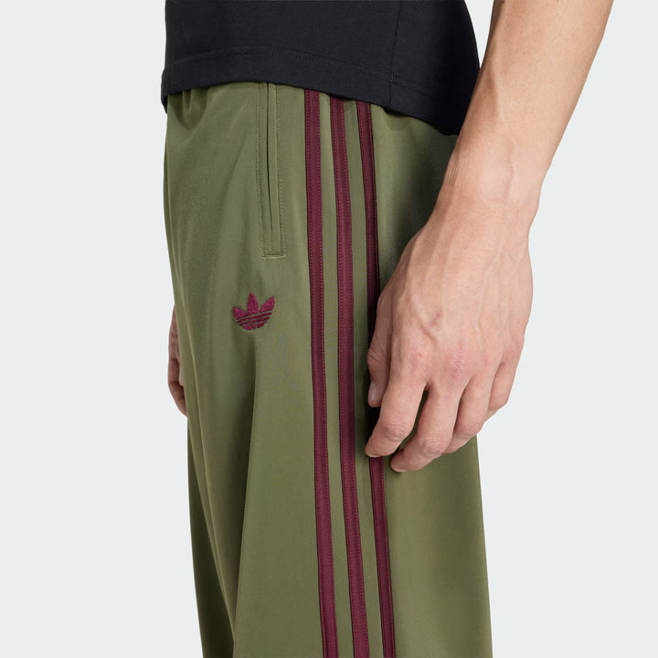 Pantaloni de trening Adidas, kaki