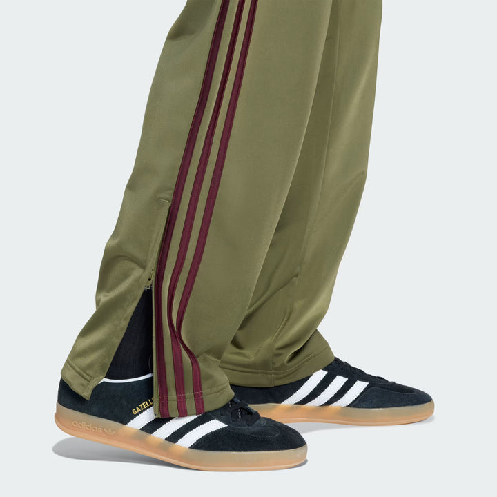 Pantaloni de trening Adidas, kaki