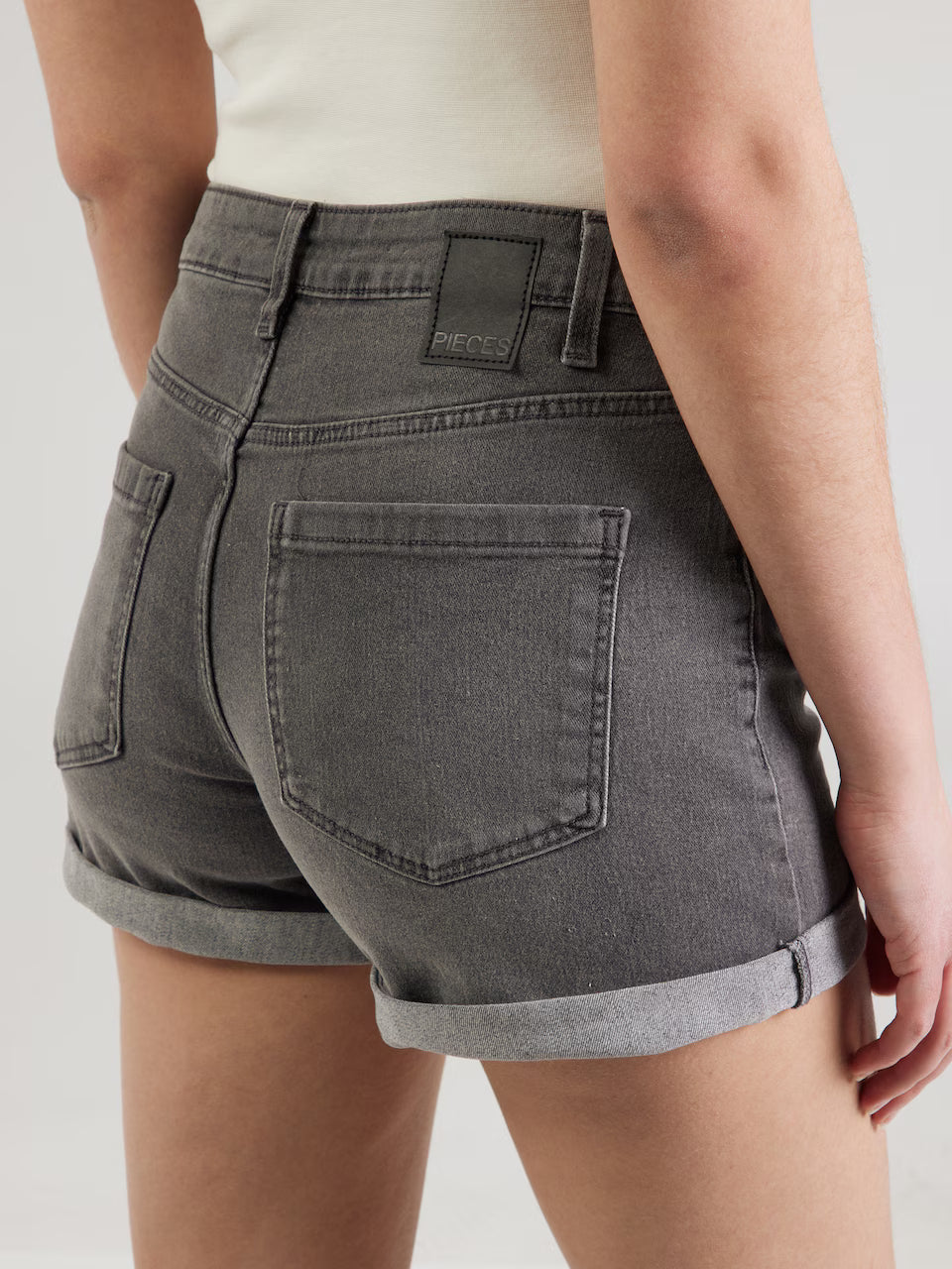 Pantaloni scurți de blugi PIECES, gri