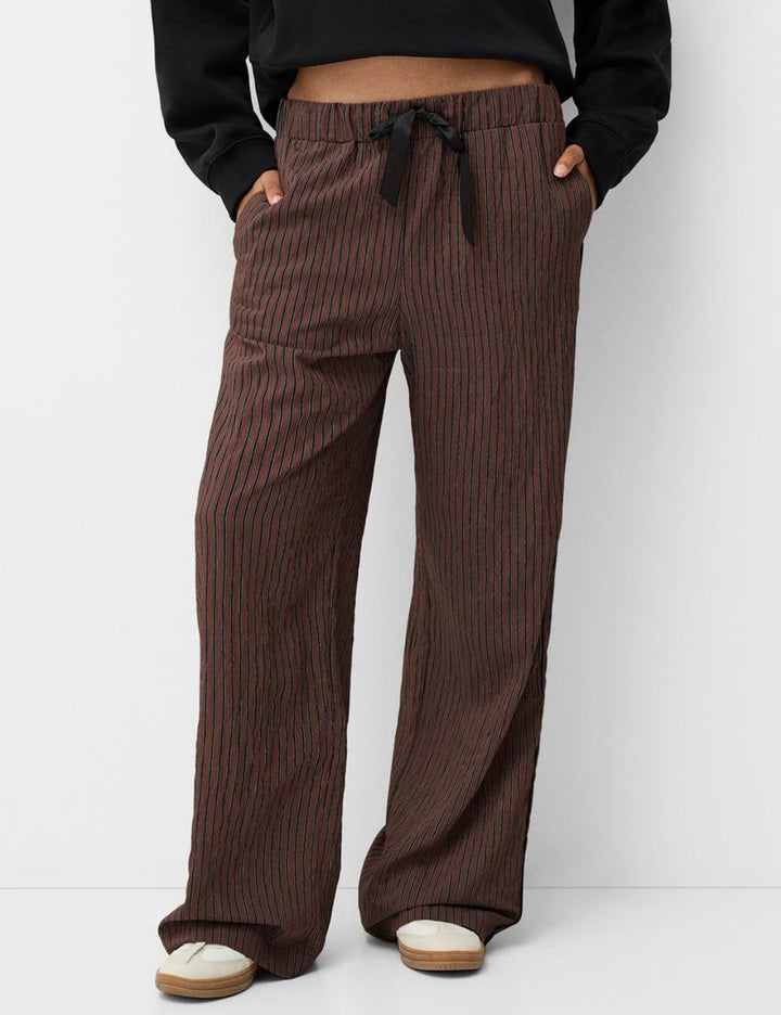 Pantaloni Bershka, maro