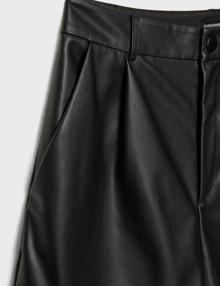 Pantaloni scurți Stradivarius, negru