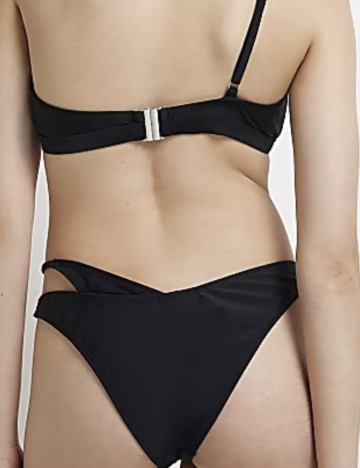Slip River Island, negru