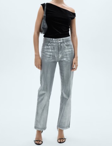 Maiou Mango, negru