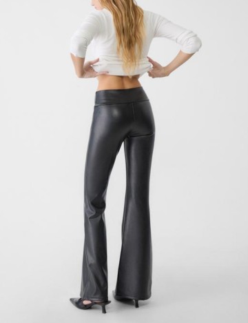 Pantaloni imitație din piele Bershka, negru