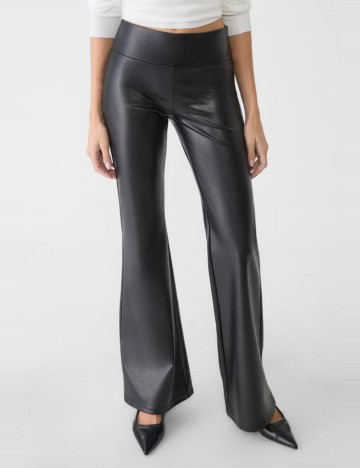 Pantaloni imitație din piele Bershka, negru