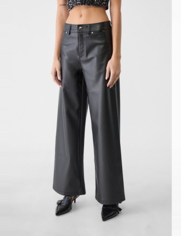 Pantaloni din imitatie de piele Stradivarius, negru