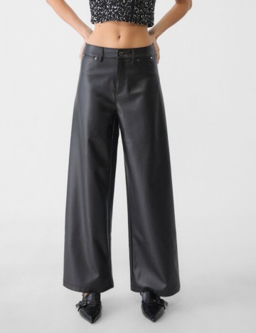 Pantaloni din imitatie de piele Stradivarius, negru