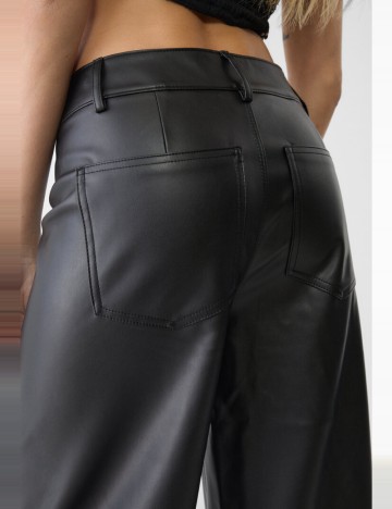 Pantaloni din imitatie de piele Stradivarius, negru