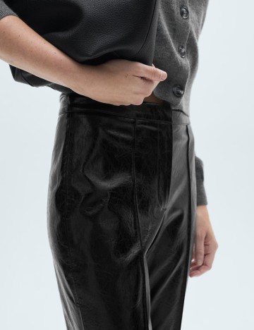 Pantaloni imitație din piele Mango, negru