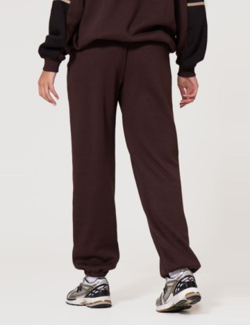 Pantaloni de trening PRETTYLITTLETHING, maro