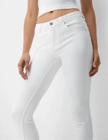 Jeans Bershka, alb