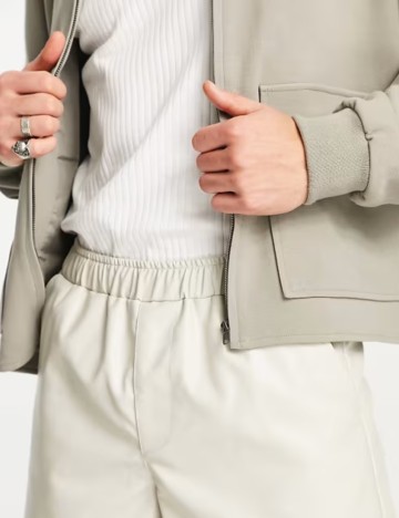 Pantaloni imitație din piele ASOS, crem